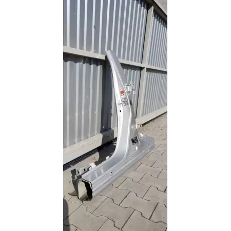 SUZUKI SX4 S-CROSS SŁUPEK LEWY ZCC 2024