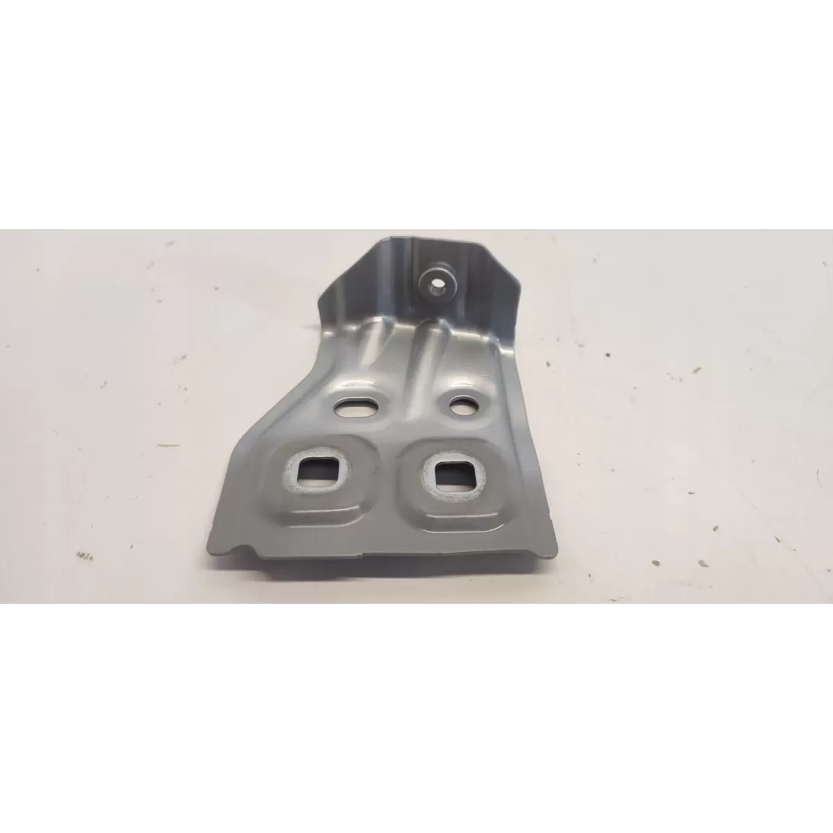 MERCEDES W247 MOCOWANIE BŁOTNIKA LEWY PRZÓD A2478801100