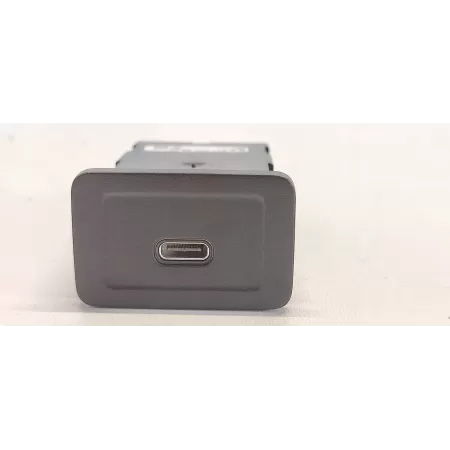 MERCEDES W247 GNIAZDO USB A2478208602