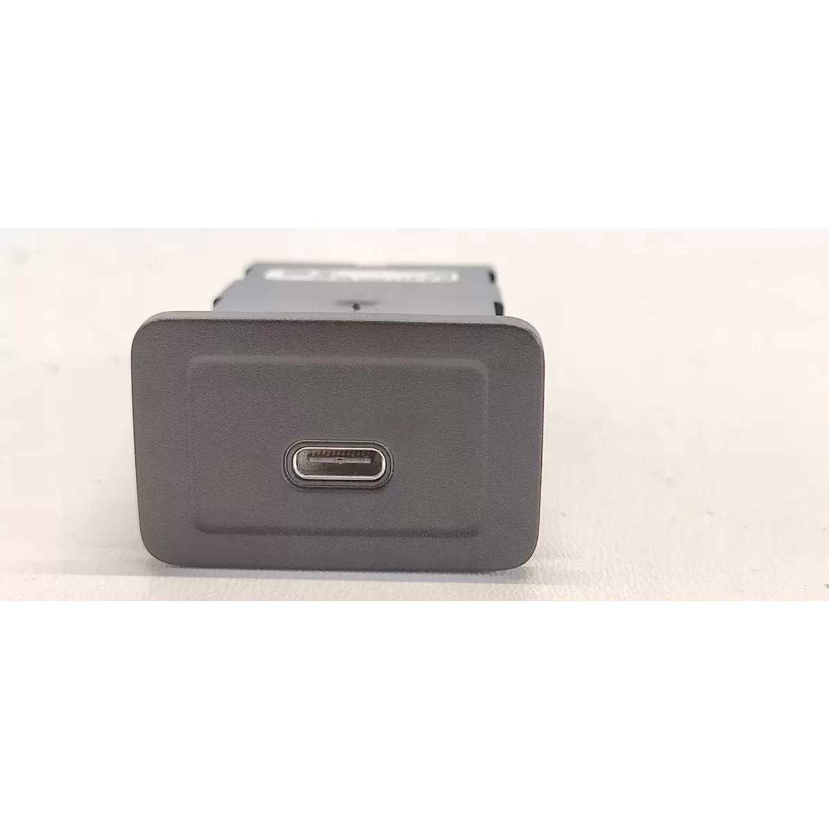 MERCEDES W247 GNIAZDO USB A2478208602