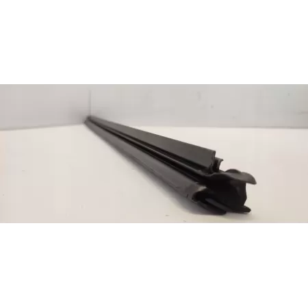 MERCEDES W247 USZCZELKA LISTWA DRZWI PRAWY PRZÓD A2477256601