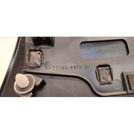 SUZUKI SWIFT MK9 OSŁONA SŁUPKA ZEWNĘTRZNA PRAWY TYŁ 77182-69T0