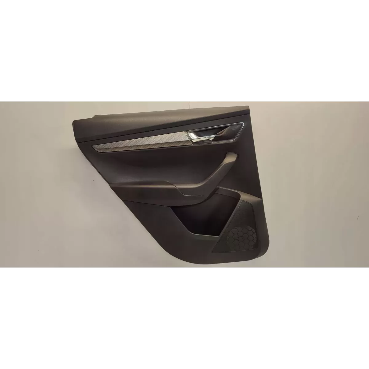 SKODA KAROQ BOCZEK DRZWI LEWY TYŁ 57A867023CE