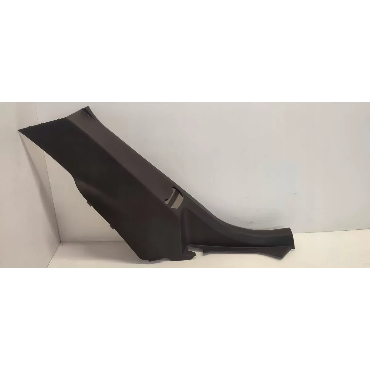 SKODA KAROQ OSŁONA SŁUPKA LEWA TYŁ 57A867765A