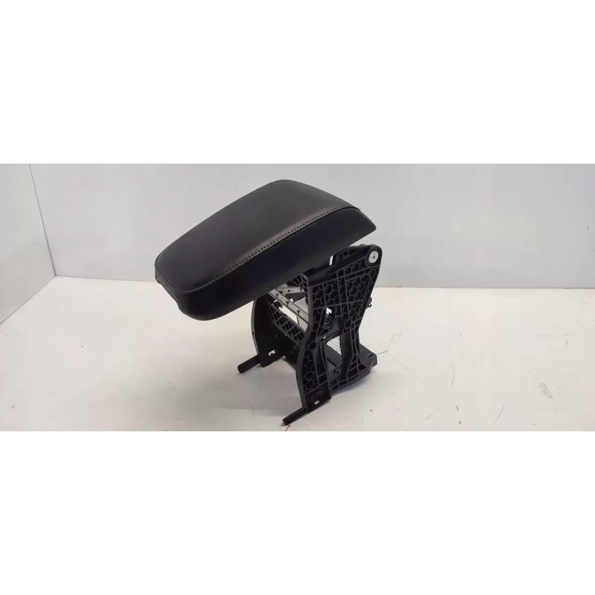 SKODA KODIAQ PODŁOKIETNIK SKÓRA 565864207