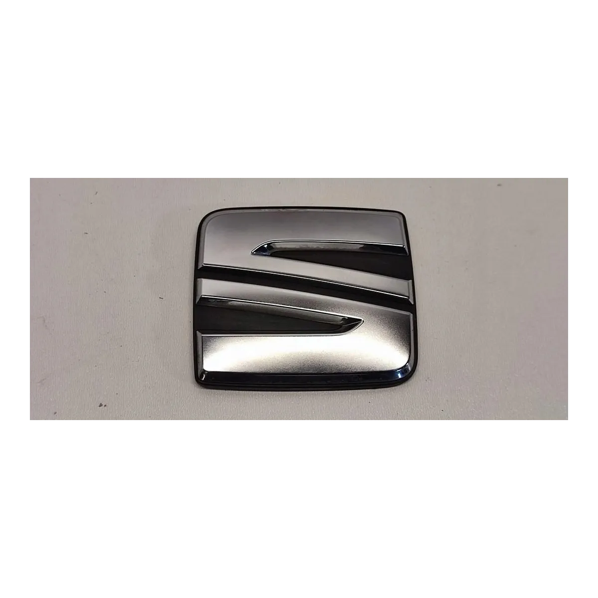 SEAT TARRACO EMBLEMAT ZNACZEK KLAPY 575853630D
