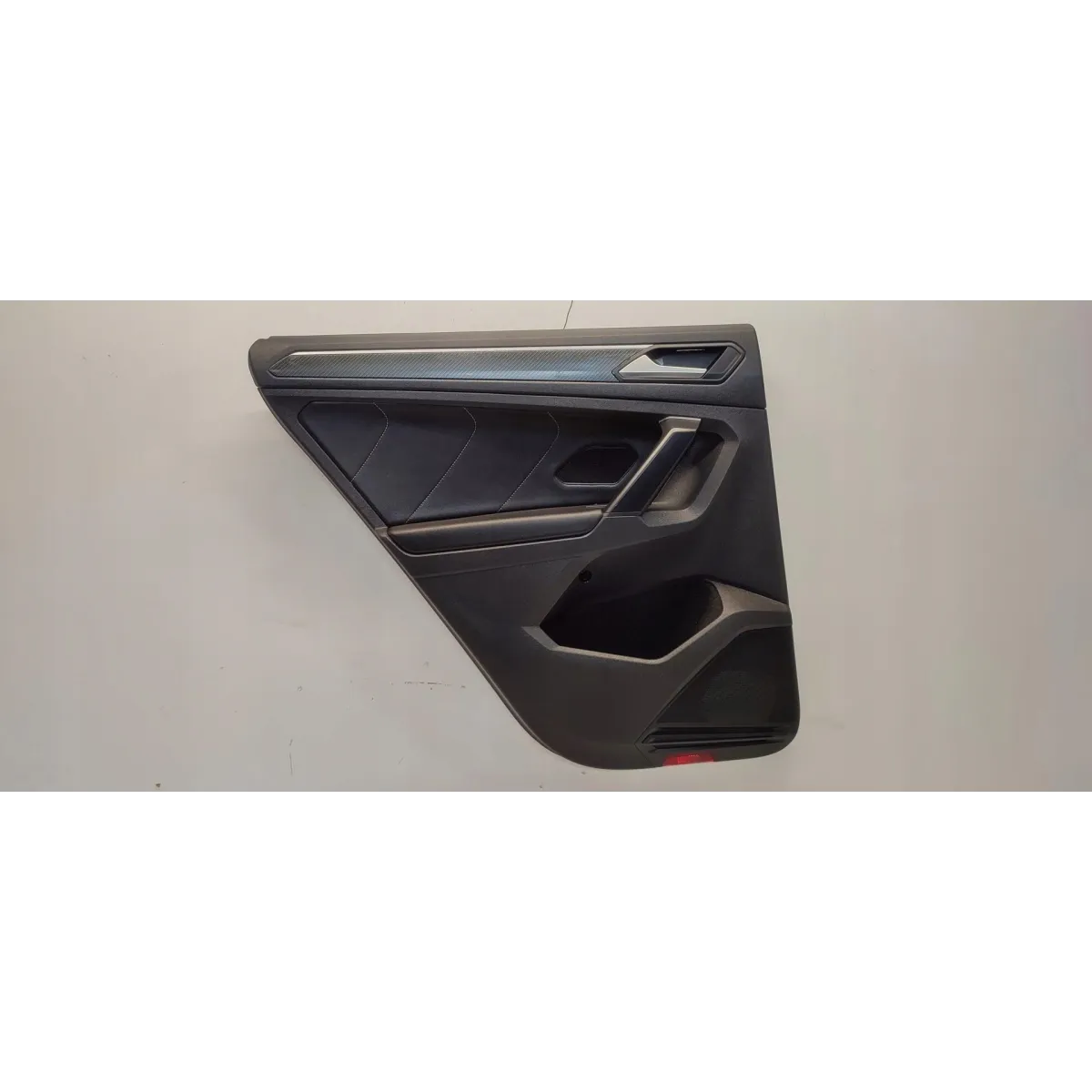 VW TIGUAN II TAPICERKA BOCZKA DRZWI LEWY TYŁ 5NA867211T