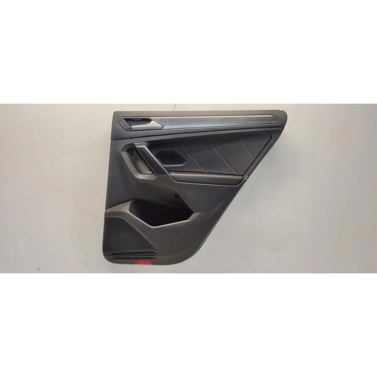VW TIGUAN II TAPICERKA BOCZKA DRZWI PRAWY TYŁ 5NA867212S KTL