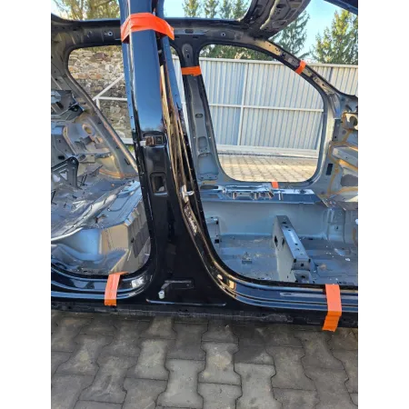 VOLVO XC40 SŁUPEK PRAWY 717