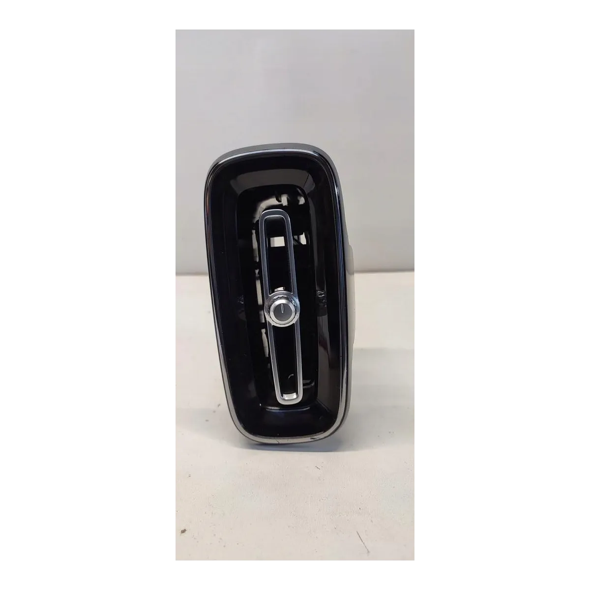 VOLVO XC40 KRATKA NAWIEWU DESKI LEWA 31442625