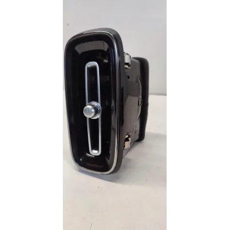 VOLVO XC40 KRATKA NAWIEWU DESKI LEWA 31442625