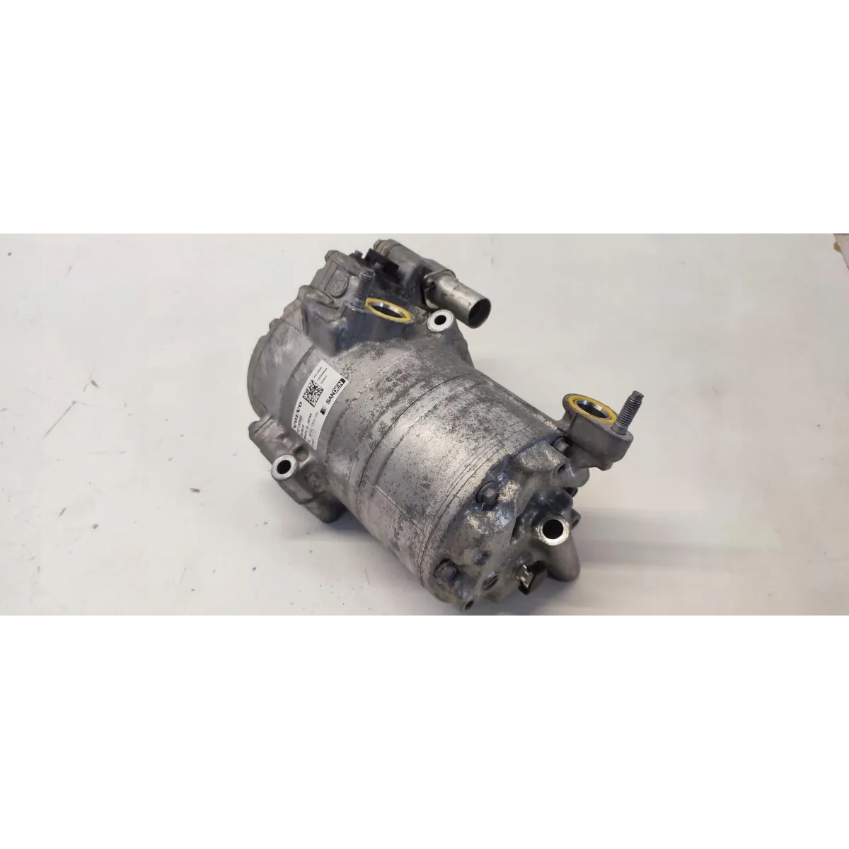 VOLVO XC40 SPRĘŻARKA KLIMATYZACJI 32130500