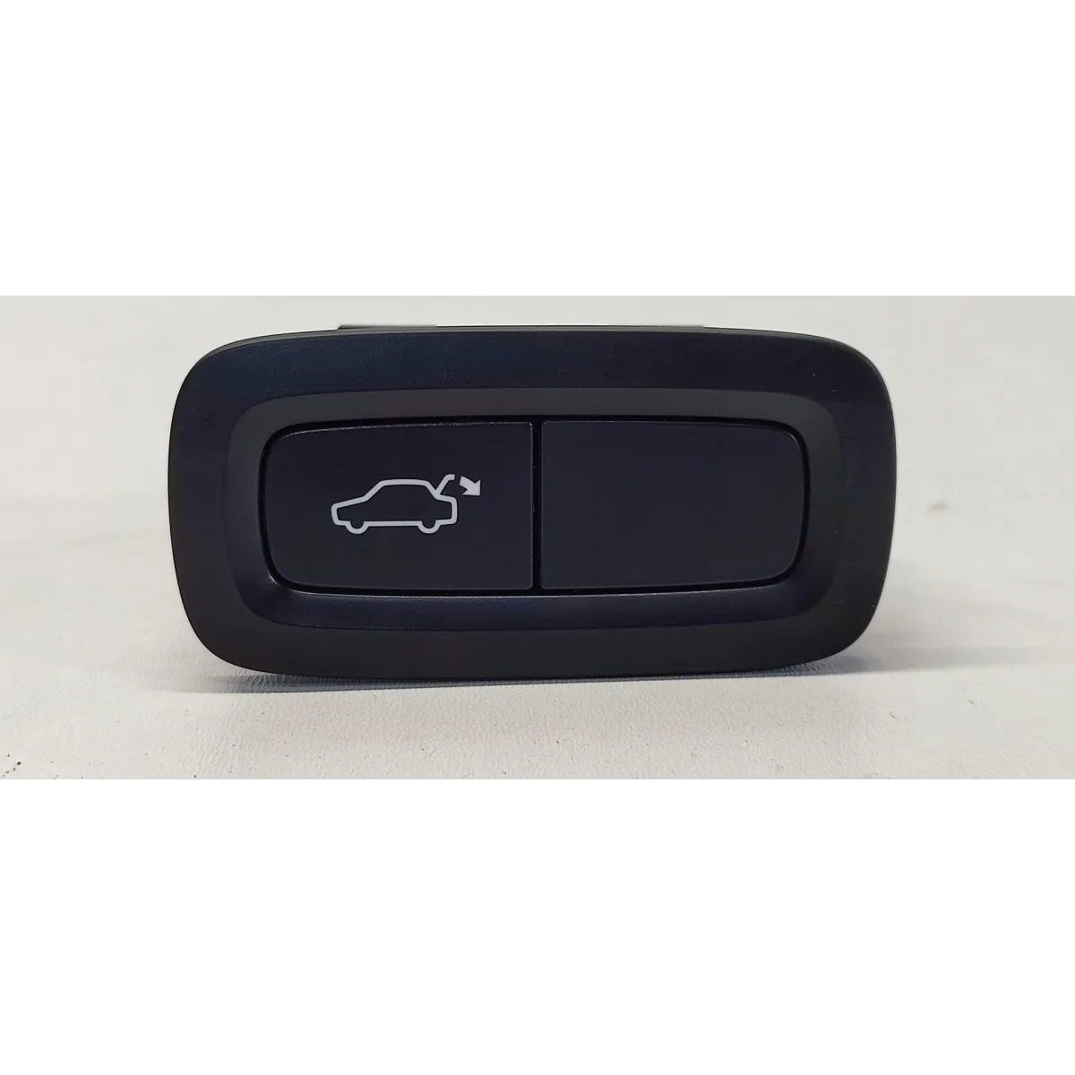 VOLVO XC40 PRZYCISK KLAPY BAGAŻNIKA 31674800