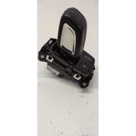 VOLVO XC40 WYBIERAK LEWAREK ZMIANY BIEGÓW 31437335